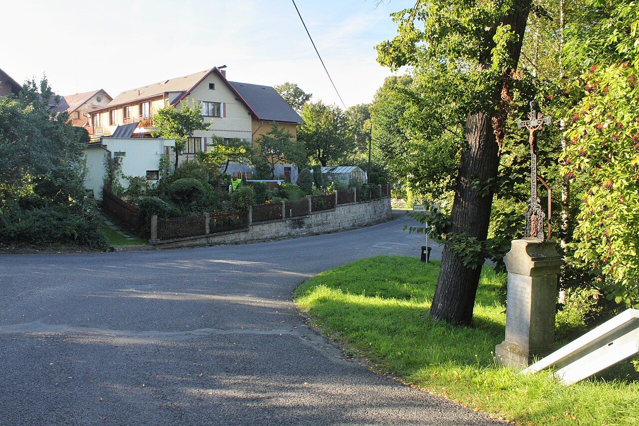 Bílá