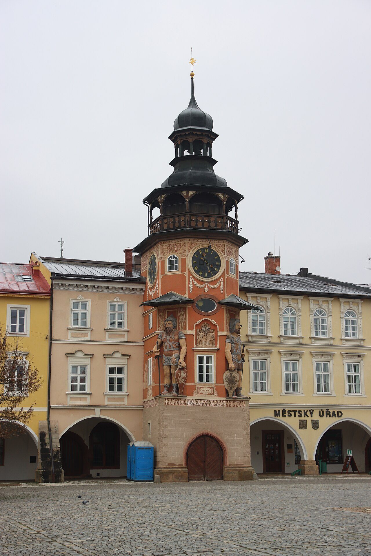Hostinné